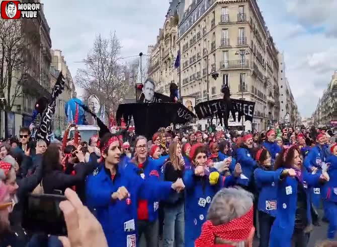 Video :PAaris - Macron is alarmed by the unprecedented mobilization